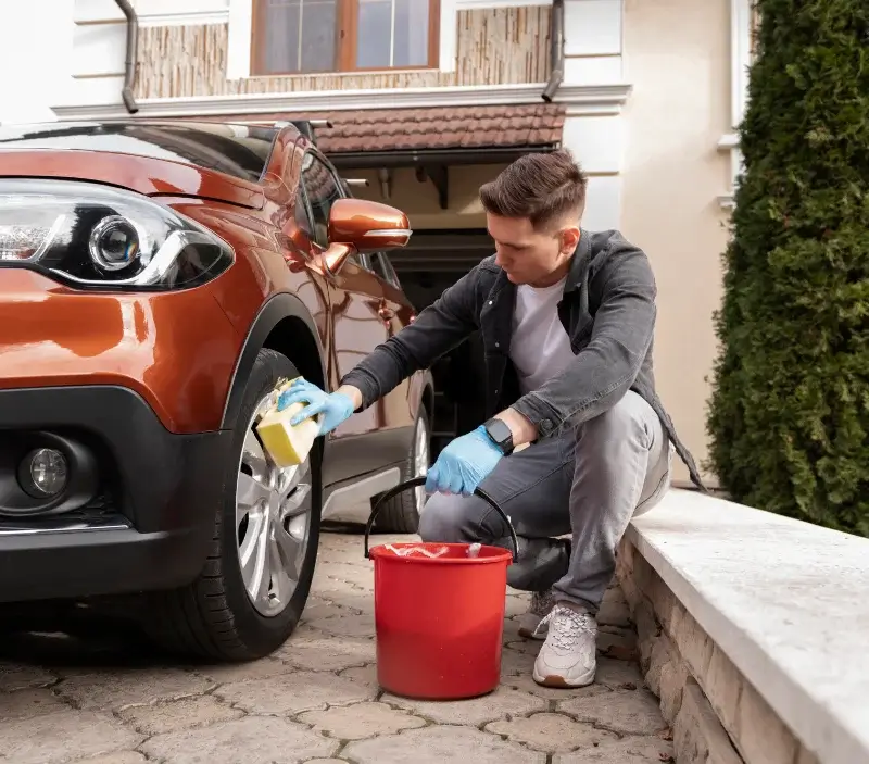 Lavage auto à domicile Villefranche-du-Périgord : professionnel intervenant sur un véhicule